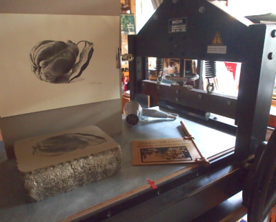 Atelier de brigitte Comby presse lithographique bete à cornes